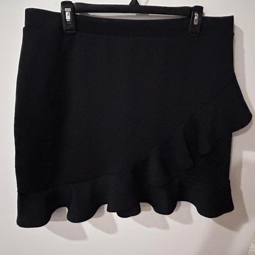 Bold elements Black ruffle midi skirt with stretchy waistband. Size: XL